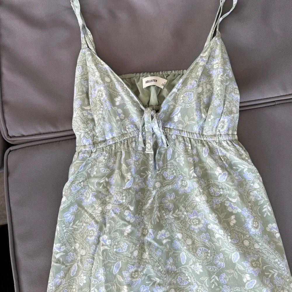 Hollister floral dress - Picture 2 of 5